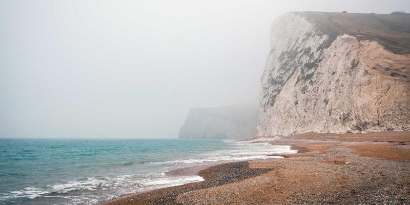 艺术品收藏入门指南：新手如何选择第一件收藏品，从陶瓷与字画开始